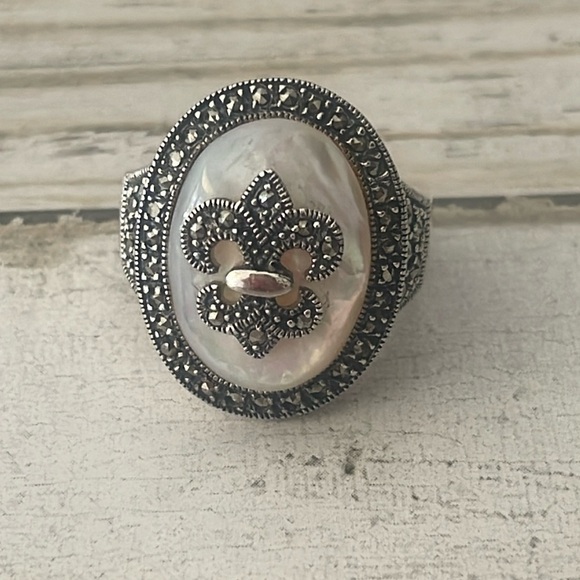 Beautiful Dallas Prince Mother Of Pearl Fleur De Lis Silver Marcasite Ring. - Picture 1 of 7
